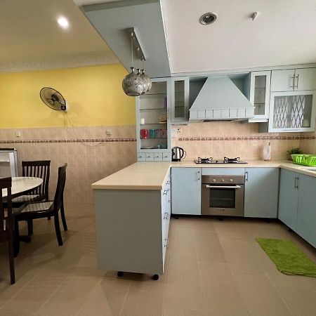 Rini Utama Homestay Скудай Екстериор снимка