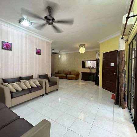 Rini Utama Homestay Скудай Екстериор снимка