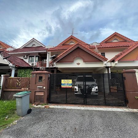 Rini Utama Homestay Скудай Екстериор снимка