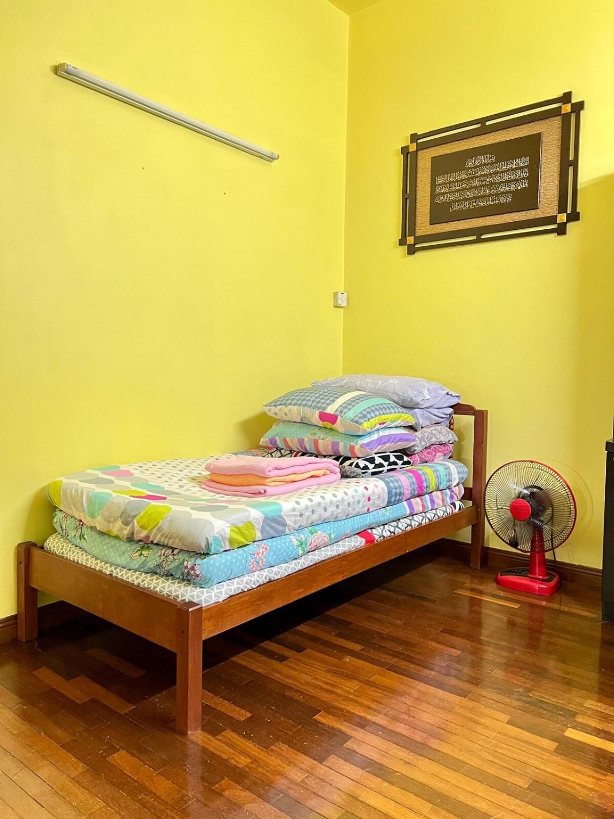 Rini Utama Homestay Скудай Екстериор снимка