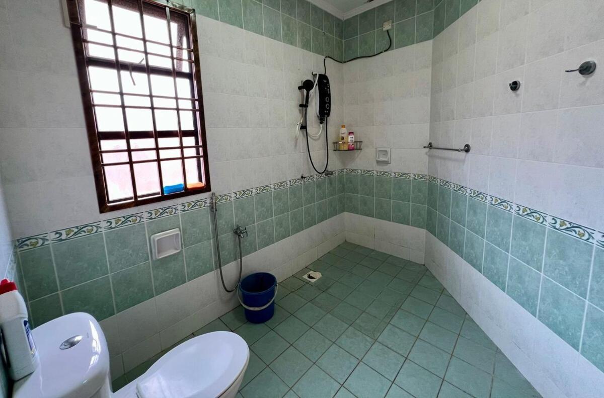Rini Utama Homestay Скудай Екстериор снимка