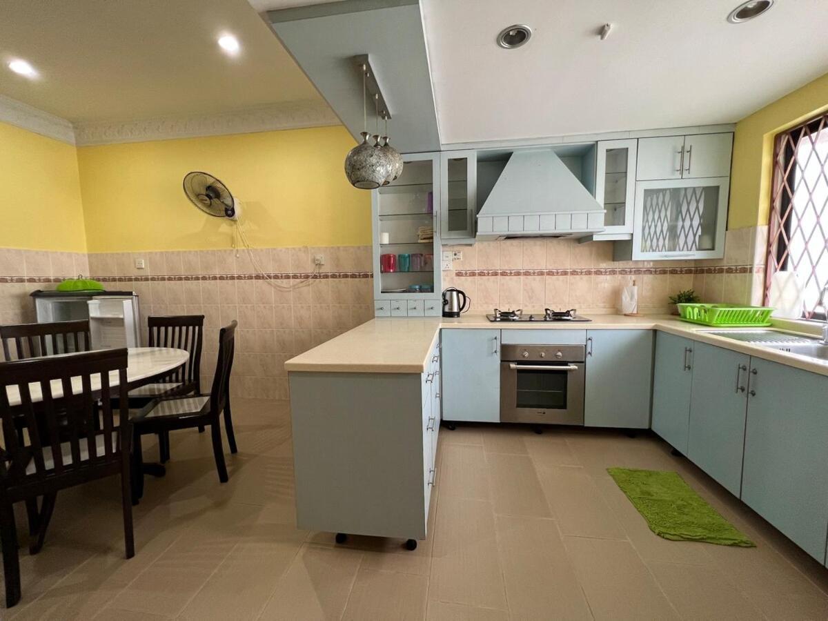 Rini Utama Homestay Скудай Екстериор снимка
