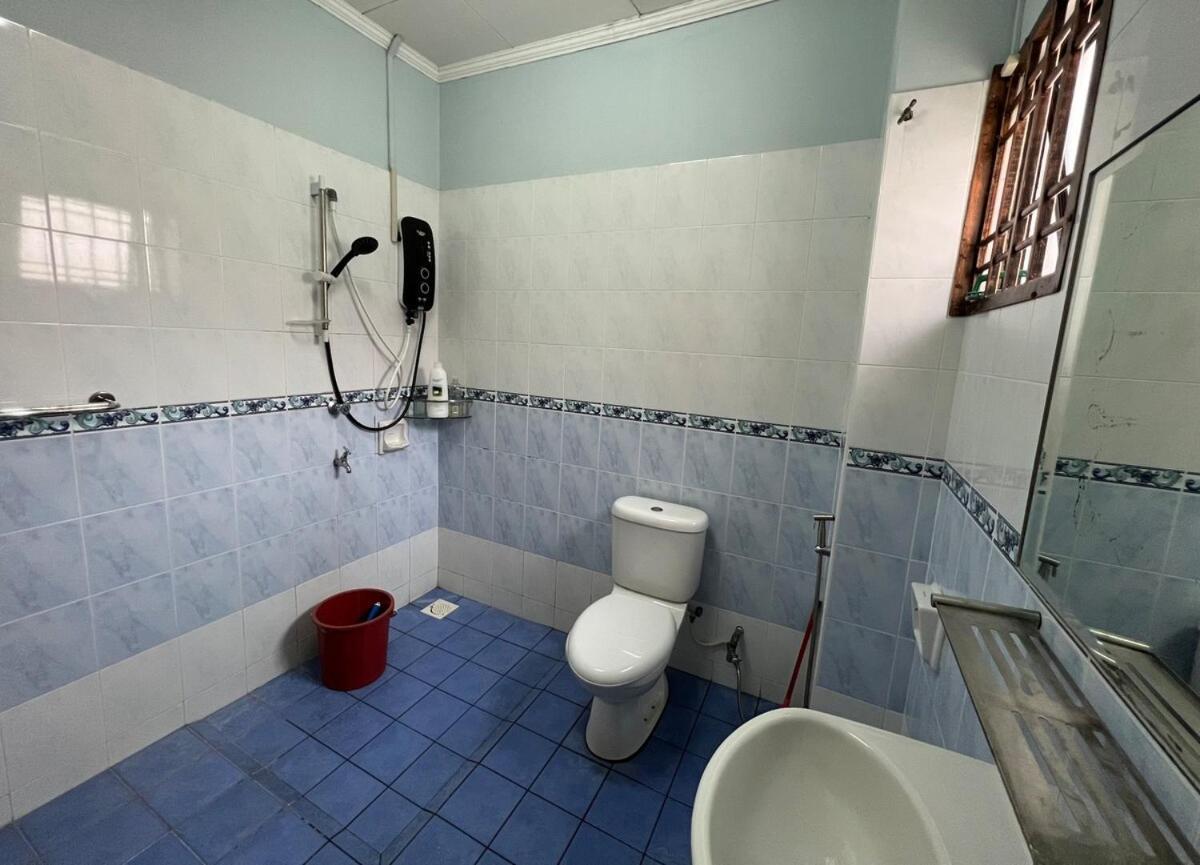 Rini Utama Homestay Скудай Екстериор снимка