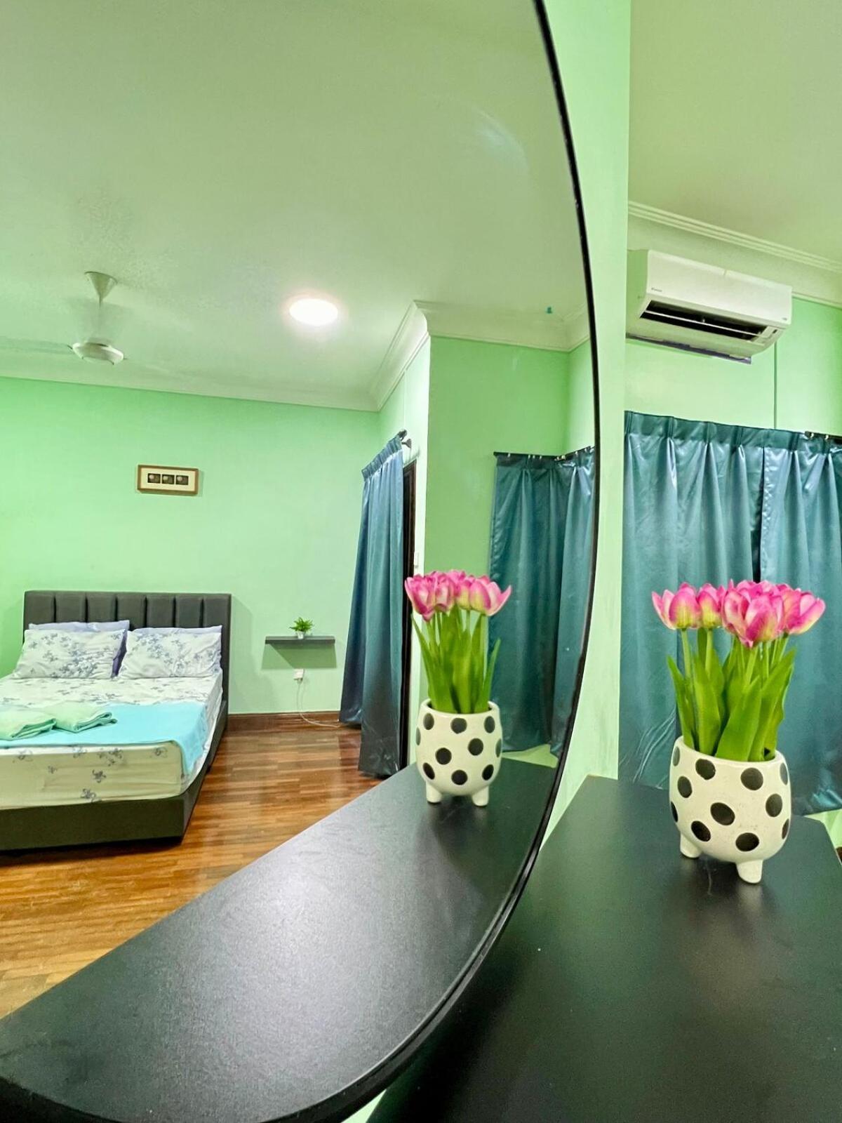 Rini Utama Homestay Скудай Екстериор снимка