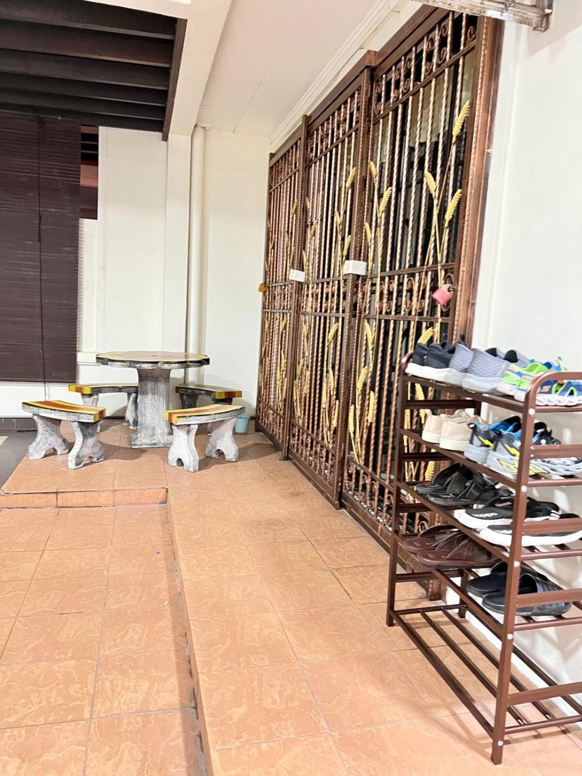 Rini Utama Homestay Скудай Екстериор снимка