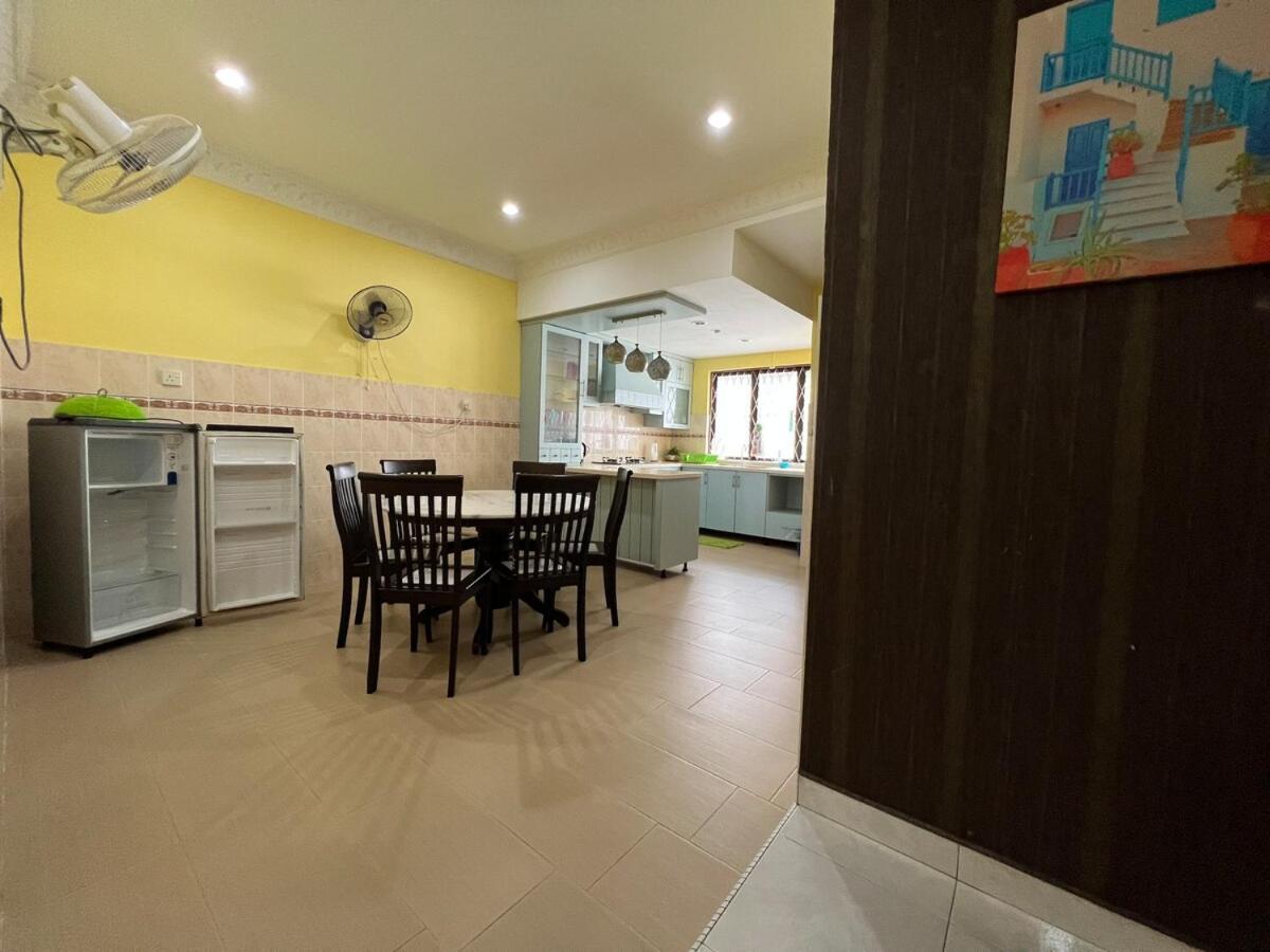 Rini Utama Homestay Скудай Екстериор снимка