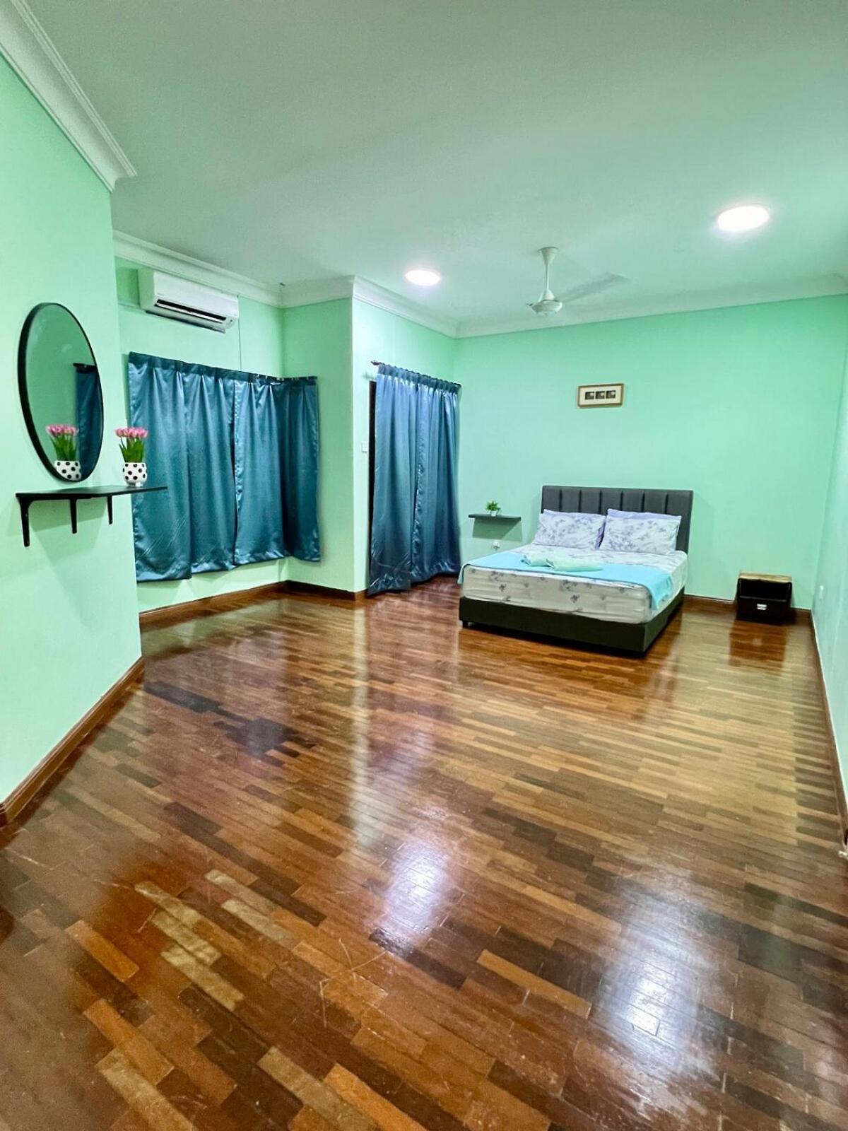 Rini Utama Homestay Скудай Екстериор снимка