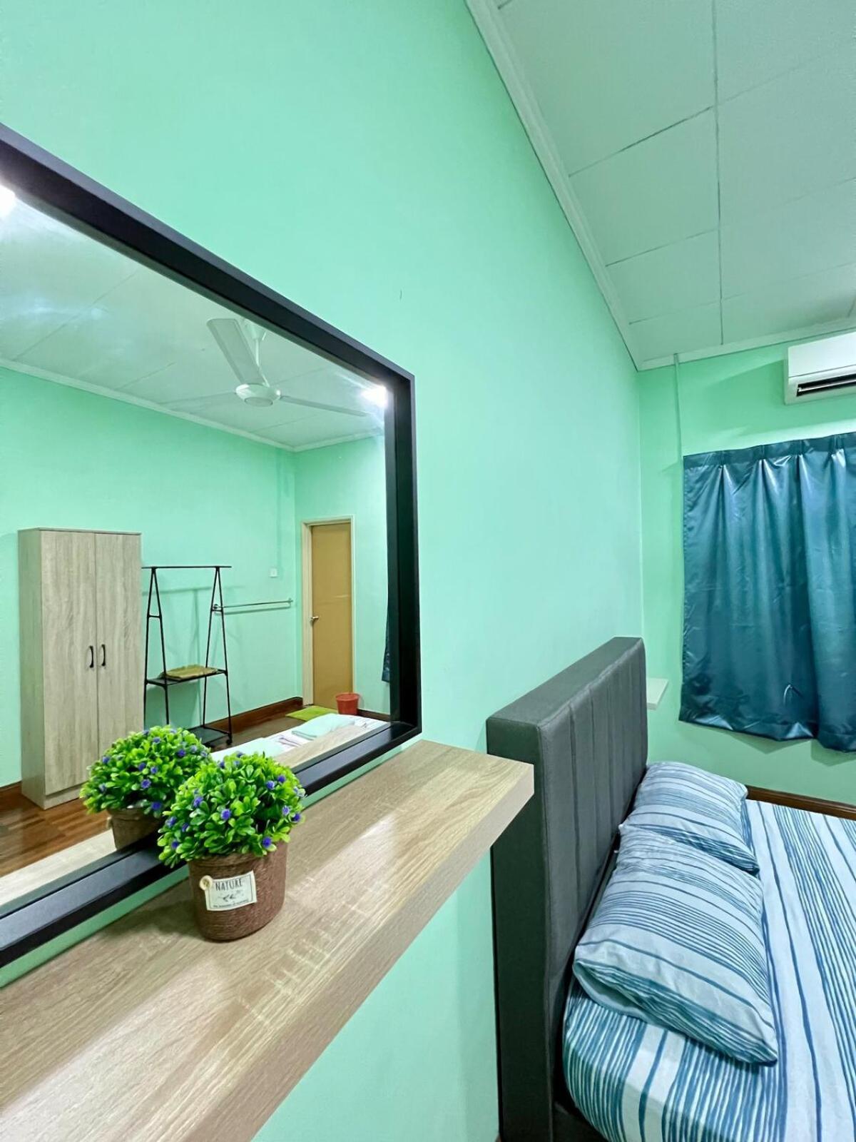 Rini Utama Homestay Скудай Екстериор снимка