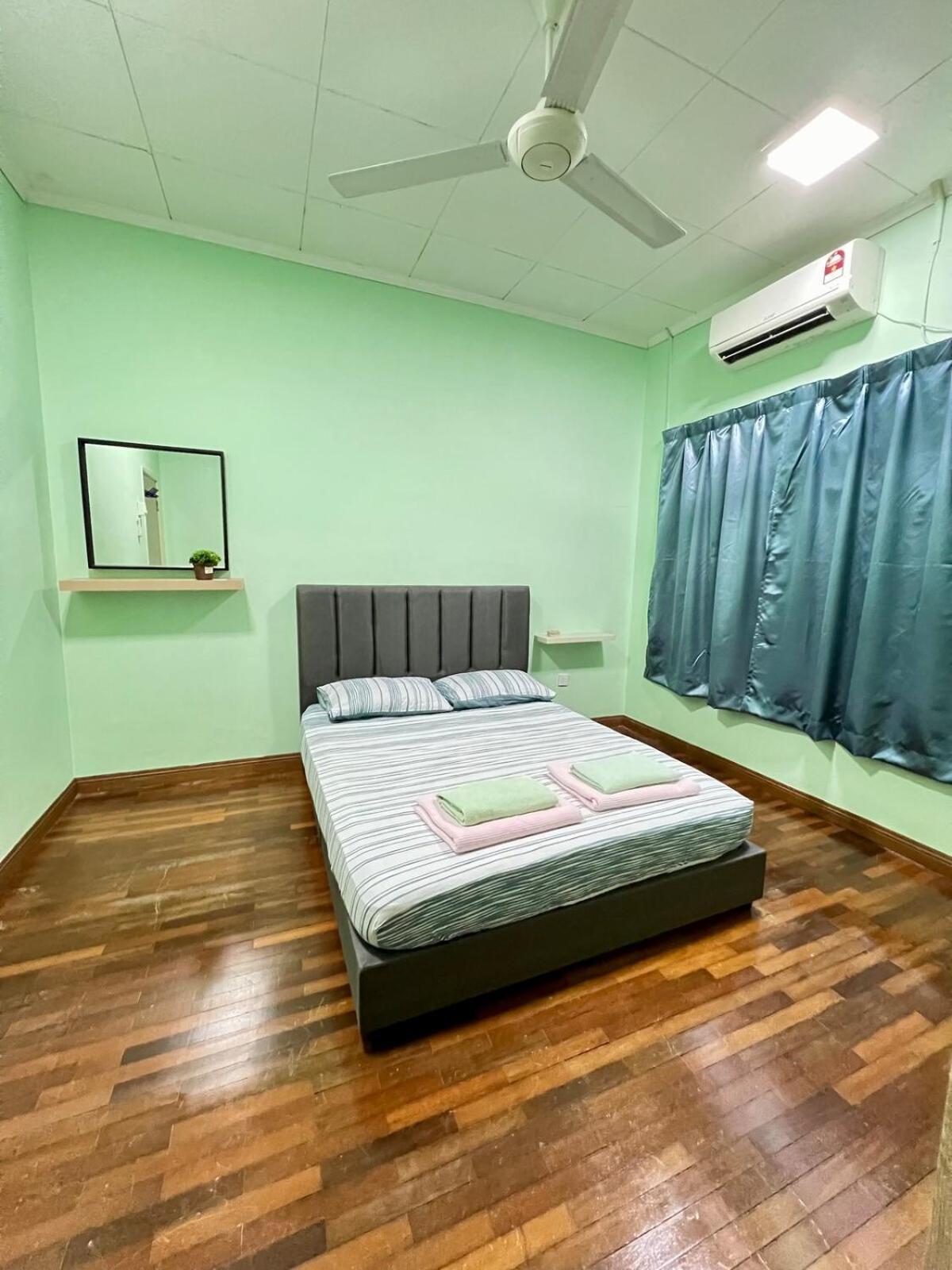 Rini Utama Homestay Скудай Екстериор снимка
