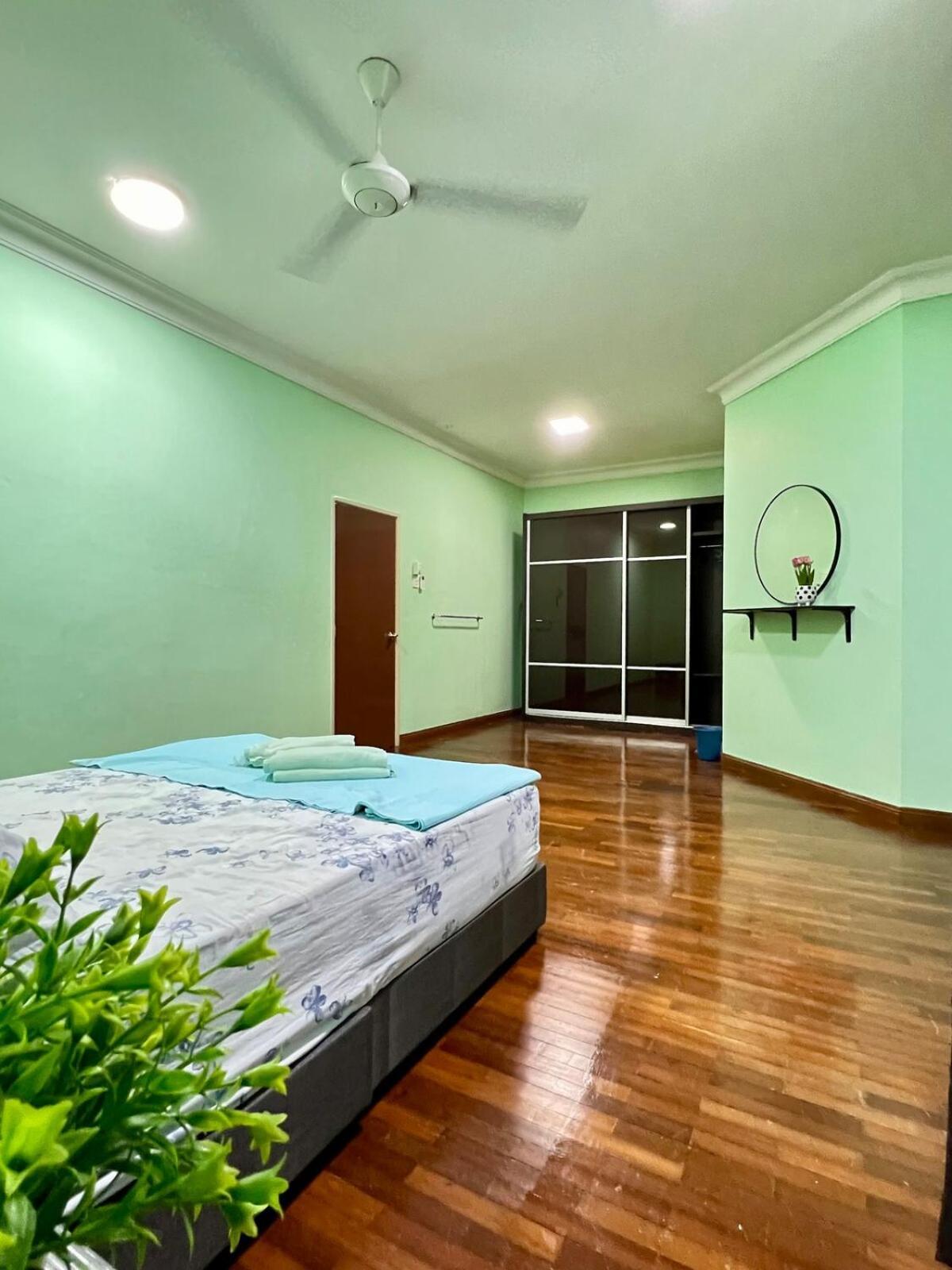 Rini Utama Homestay Скудай Екстериор снимка