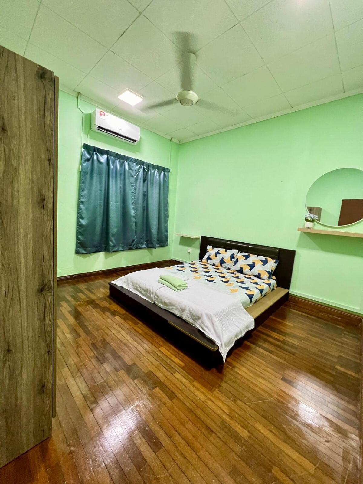 Rini Utama Homestay Скудай Екстериор снимка