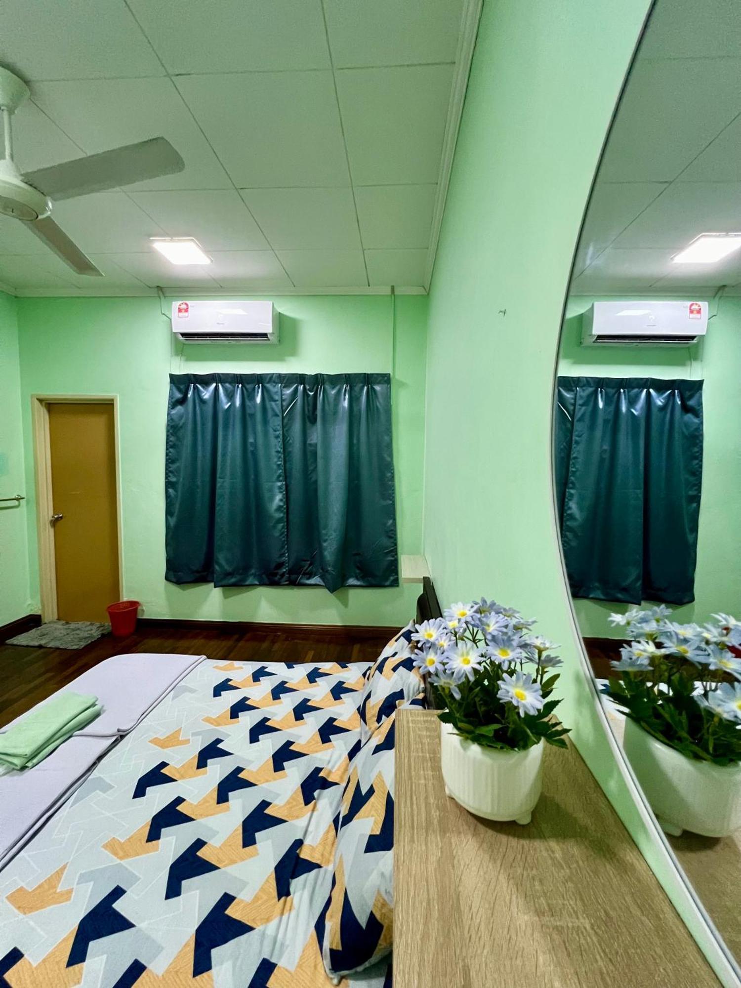 Rini Utama Homestay Скудай Екстериор снимка